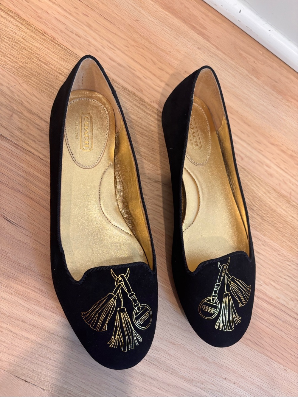 Coach black velvet smoking slippers with a gold-embroidered design size 8 NWOT - Picture 5 of 9